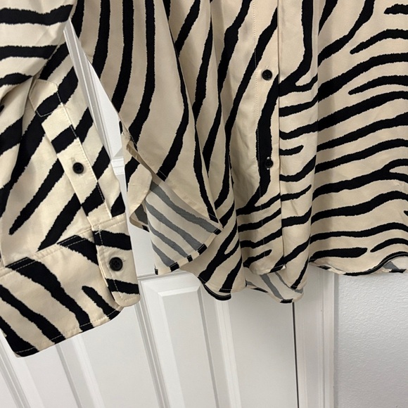 H&M Oversized Zebra Print Long Sleeve Button-Up Shirt - Black & Cream - Picture 5 of 10
